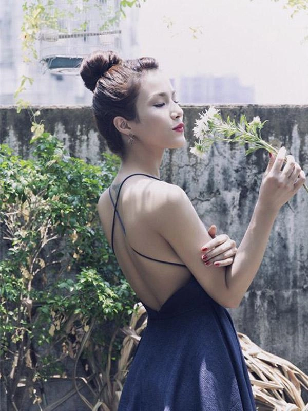 Bụng vượt mặt bà bầu diệp lâm anh vẫn đẹp bất chấp với son đỏ và kẻ mắt sắc lẹm