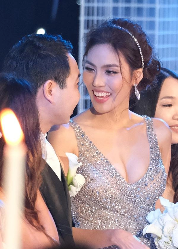 Các cô dâu mùa cưới đều chọn tone make up này tối nay lan khuê cũng không ngoại lệ