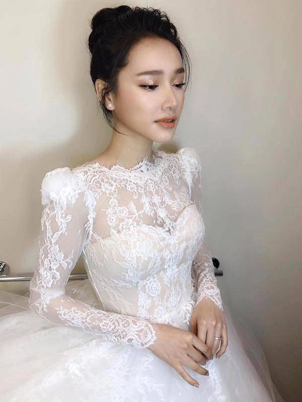 Các cô dâu mùa cưới đều chọn tone make up này tối nay lan khuê cũng không ngoại lệ