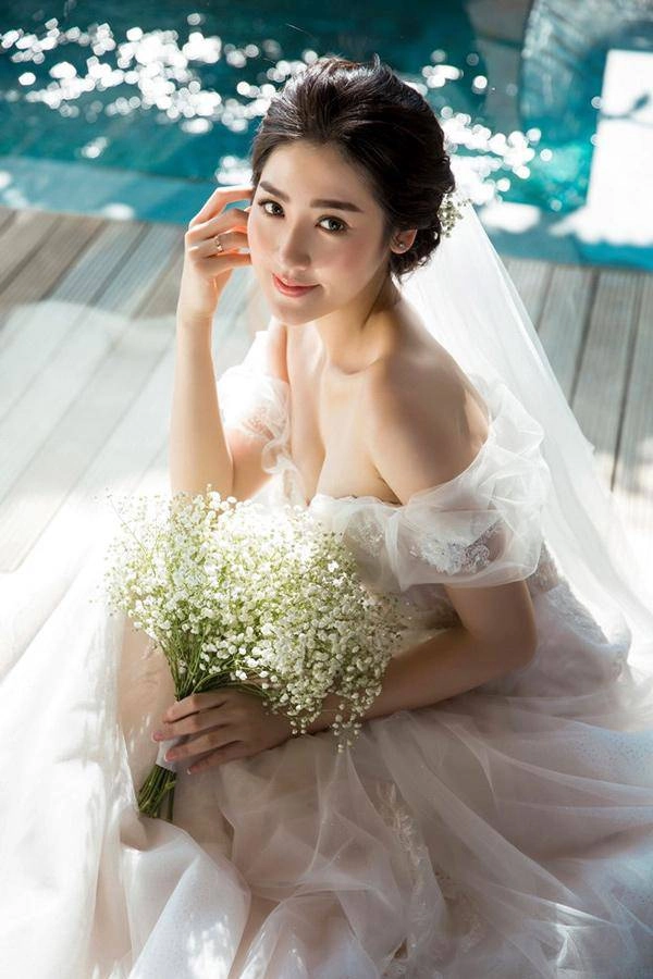 Các cô dâu mùa cưới đều chọn tone make up này tối nay lan khuê cũng không ngoại lệ