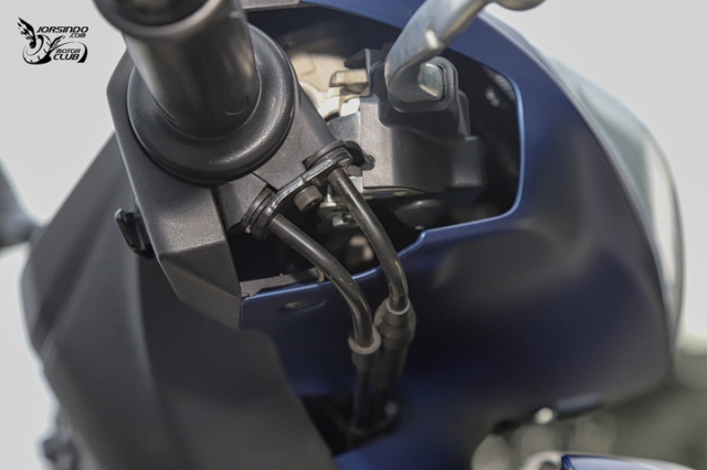Cận cảnh yamaha axisz - giá bán không hề rẻ nhưng trang bị toàn hàng tối cổ