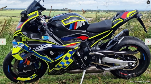 Cảnh sát ở đây được trang bị bmw m1000rr để khuyến khích người dân lái xe đúng tốc độ