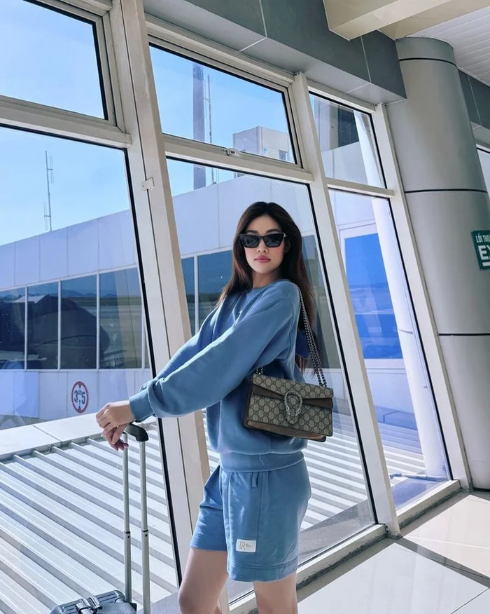 Chân dài lập kỷ lục lịch sử làng sắc đẹp việt chưa 30 tuổi đã có nhà 7 phòng ngủ mang túi 3 gang gần nửa tỷ ngồi vệ đường