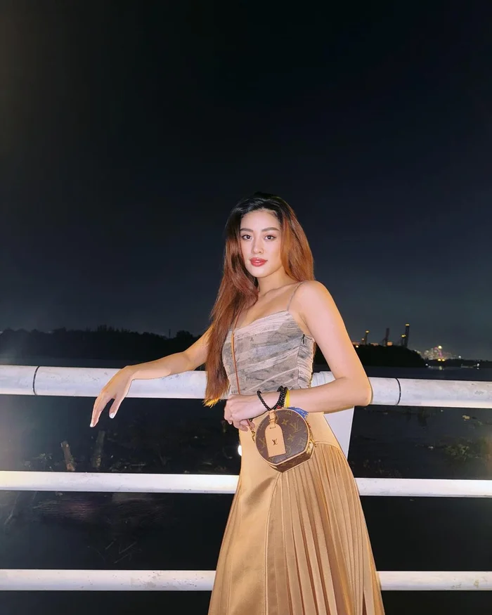 Chân dài lập kỷ lục lịch sử làng sắc đẹp việt chưa 30 tuổi đã có nhà 7 phòng ngủ mang túi 3 gang gần nửa tỷ ngồi vệ đường