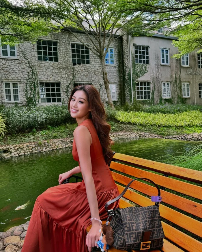 Chân dài lập kỷ lục lịch sử làng sắc đẹp việt chưa 30 tuổi đã có nhà 7 phòng ngủ mang túi 3 gang gần nửa tỷ ngồi vệ đường