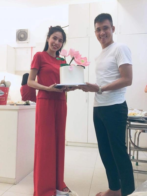 Chẳng ai khổ như thủy tiên bị fan đánh úp khi mặt mộc tóc rối bời trong ngày sinh nhật