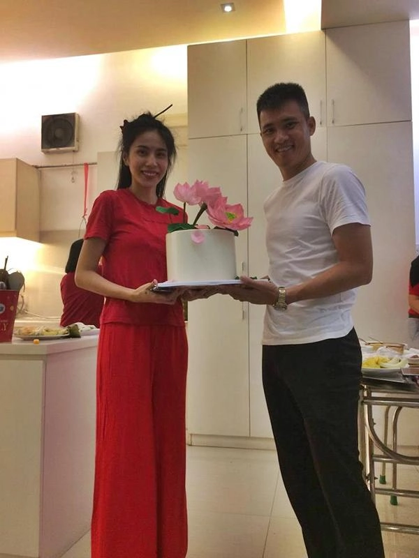 Chẳng ai khổ như thủy tiên bị fan đánh úp khi mặt mộc tóc rối bời trong ngày sinh nhật