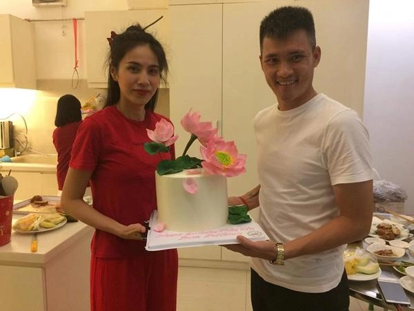 Chẳng ai khổ như thủy tiên bị fan đánh úp khi mặt mộc tóc rối bời trong ngày sinh nhật