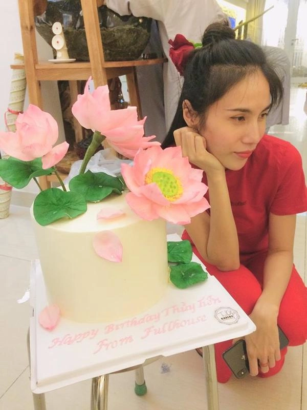 Chẳng ai khổ như thủy tiên bị fan đánh úp khi mặt mộc tóc rối bời trong ngày sinh nhật