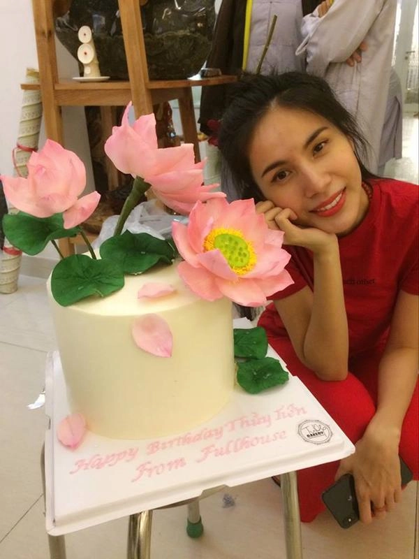 Chẳng ai khổ như thủy tiên bị fan đánh úp khi mặt mộc tóc rối bời trong ngày sinh nhật