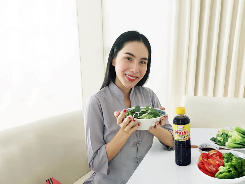 Chẳng ai khổ như thủy tiên bị fan đánh úp khi mặt mộc tóc rối bời trong ngày sinh nhật