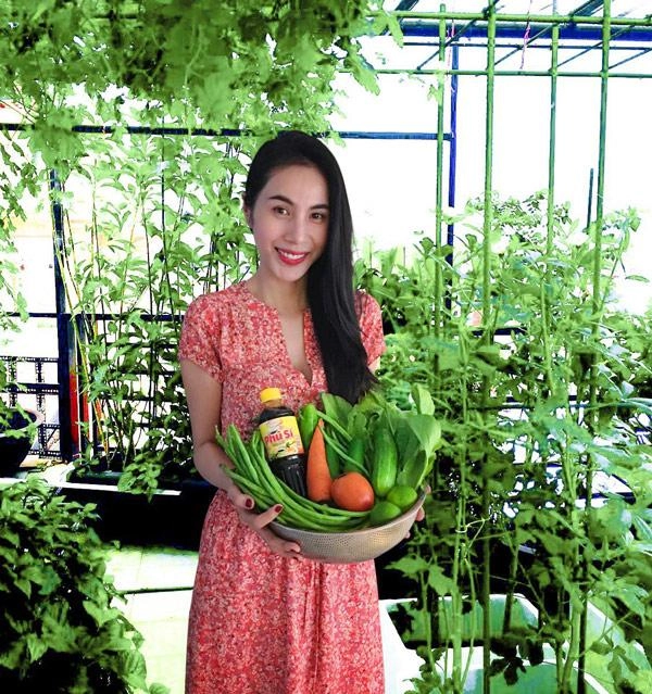 Chẳng ai khổ như thủy tiên bị fan đánh úp khi mặt mộc tóc rối bời trong ngày sinh nhật
