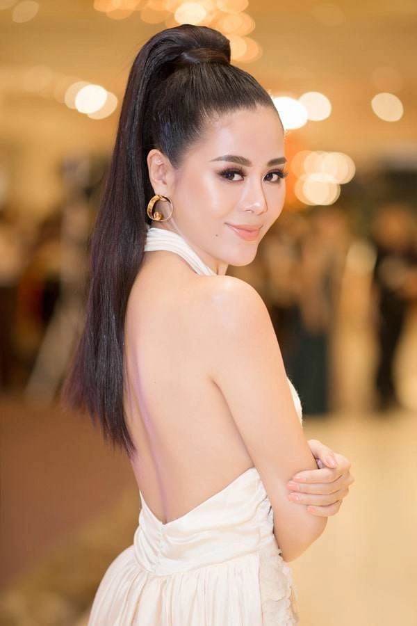 Chẳng cần đề tên trên bảng vàng làng hài cũng có những hoa hậu đầy hương sắc