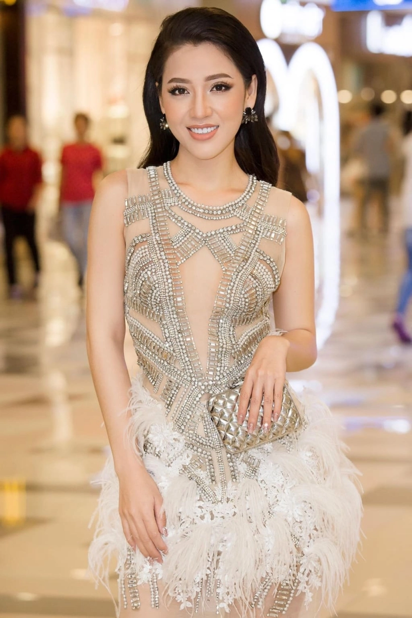 Chẳng cần đề tên trên bảng vàng làng hài cũng có những hoa hậu đầy hương sắc