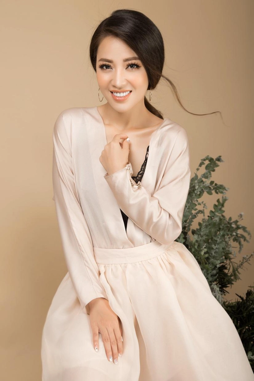 Chẳng cần đề tên trên bảng vàng làng hài cũng có những hoa hậu đầy hương sắc