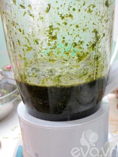 Chạy ra chợ mua nắm rau má về xay nhuyễn rồi đắp lên mặt sẹo lõm đến mấy cũng khỏi
