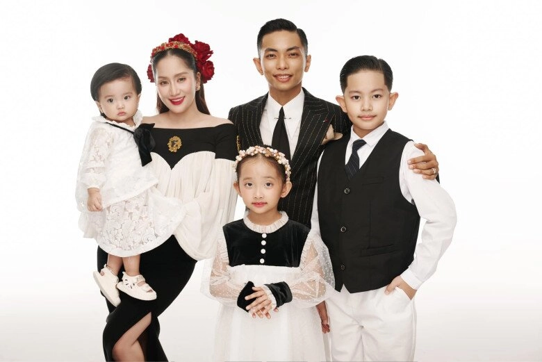 Chị đẹp vbiz lấy hồng hài nhi kém 12 tuổi ra đường váy áo quyến rũ dù sinh ào ào 3 con lúc về nhà lại hoàn toàn trái ngược