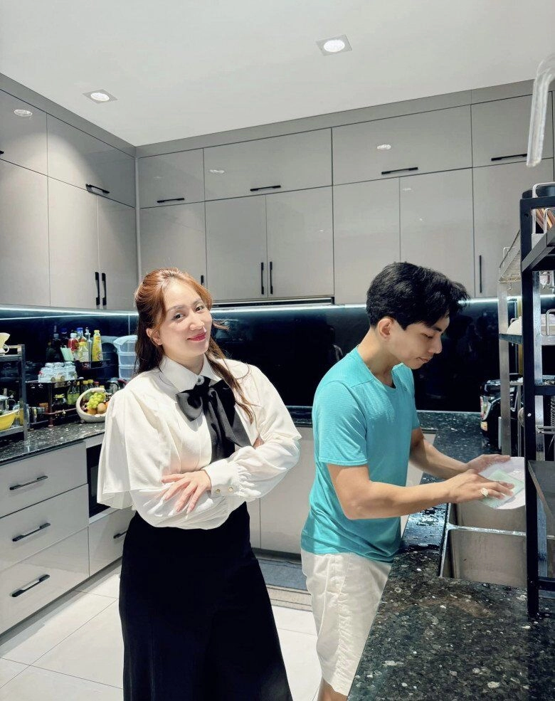 Chị đẹp vbiz lấy hồng hài nhi kém 12 tuổi ra đường váy áo quyến rũ dù sinh ào ào 3 con lúc về nhà lại hoàn toàn trái ngược