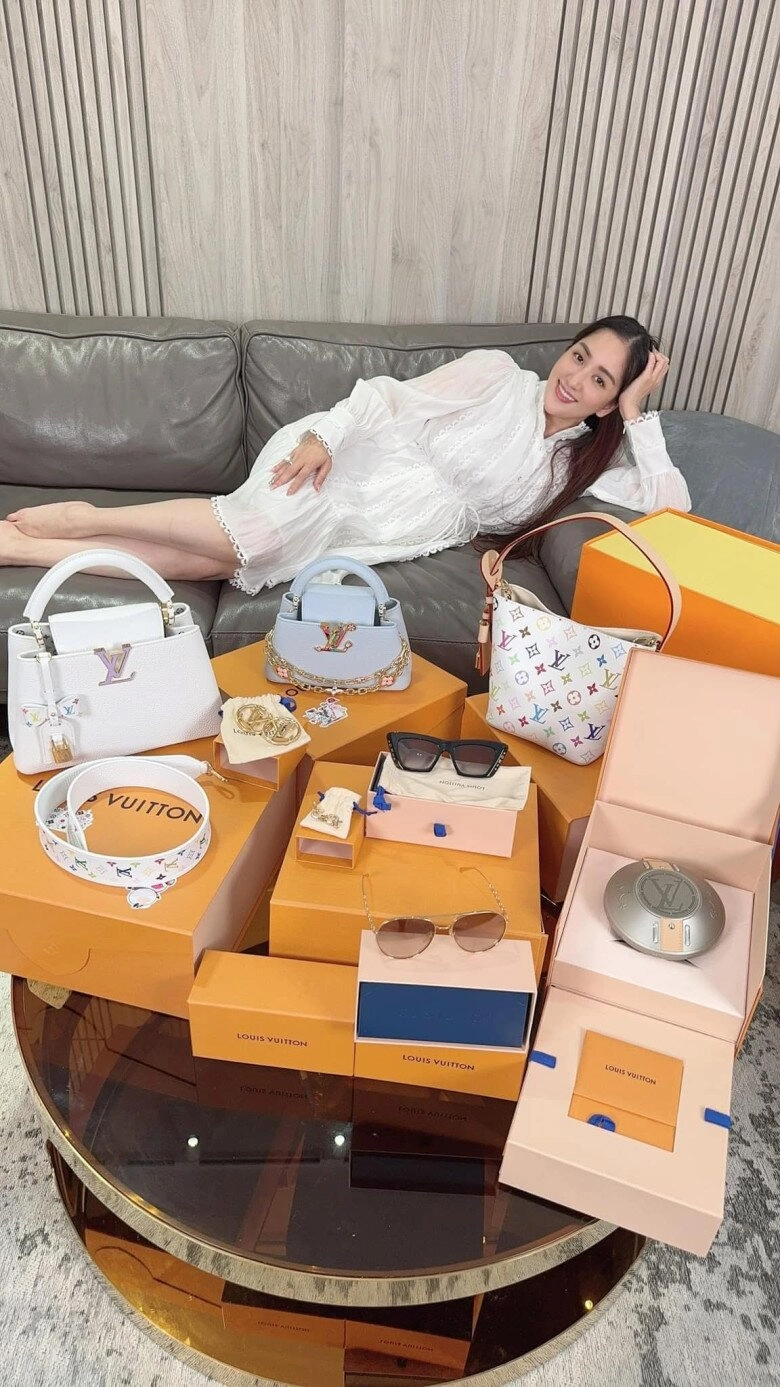 Chị đẹp vbiz lấy hồng hài nhi kém 12 tuổi ra đường váy áo quyến rũ dù sinh ào ào 3 con lúc về nhà lại hoàn toàn trái ngược