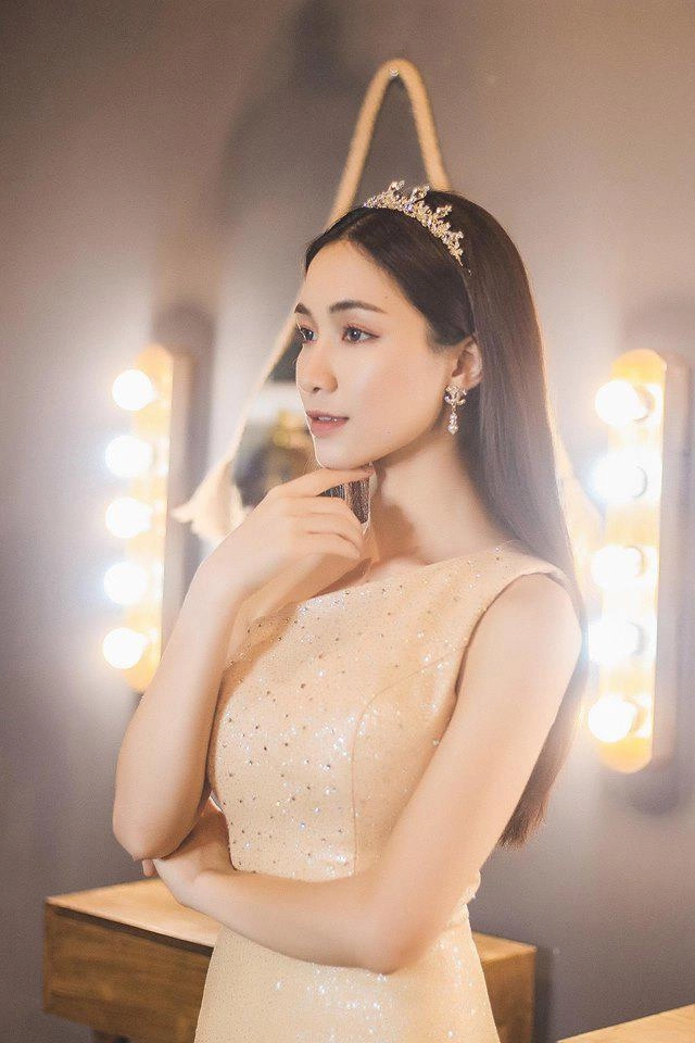 Chúc fans năm 2019 vui vẻ hoà minzy không quên khoe bờ ngực căng đầy cùng lời hứa táo bạo