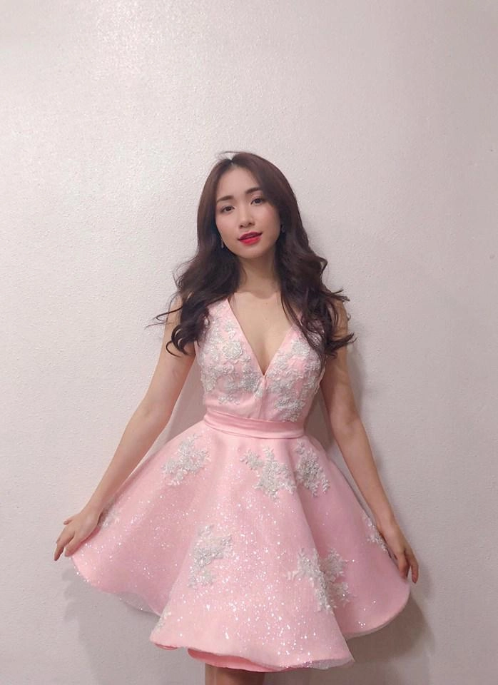Chúc fans năm 2019 vui vẻ hoà minzy không quên khoe bờ ngực căng đầy cùng lời hứa táo bạo