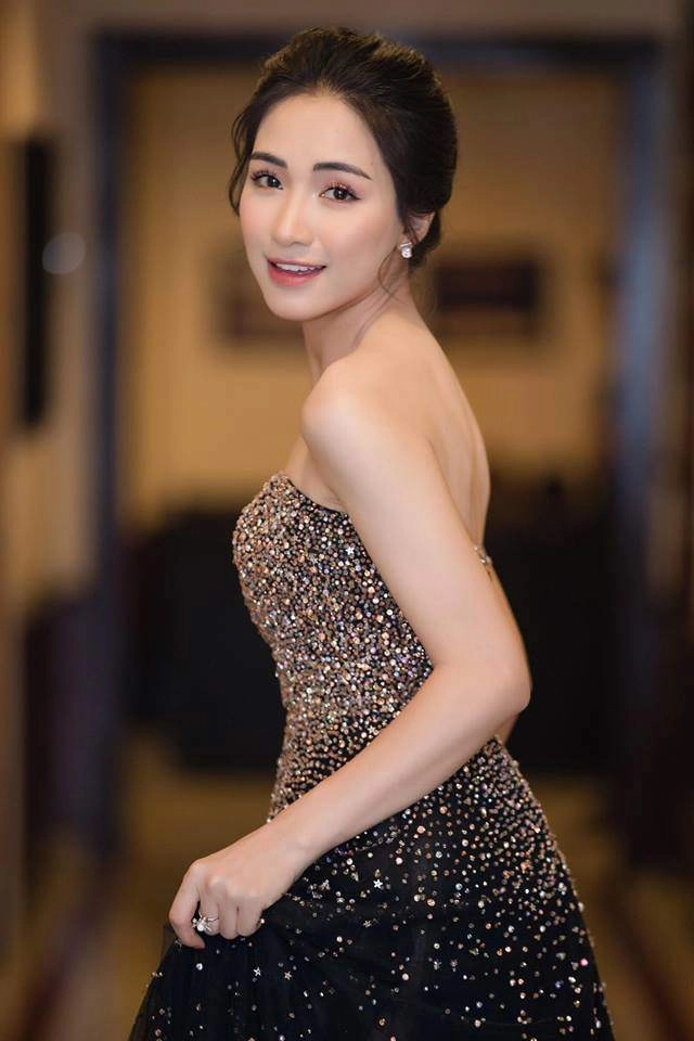 Chúc fans năm 2019 vui vẻ hoà minzy không quên khoe bờ ngực căng đầy cùng lời hứa táo bạo