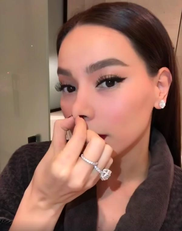 Chuyên gia đi vắng hồ ngọc hà đích thân trang điểm tiện thể đáp trả tin đồn dao kéo