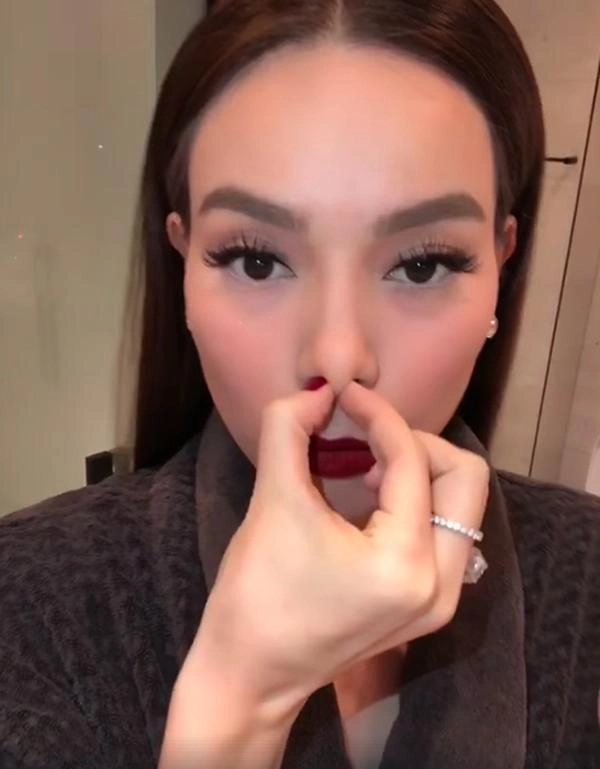 Chuyên gia đi vắng hồ ngọc hà đích thân trang điểm tiện thể đáp trả tin đồn dao kéo