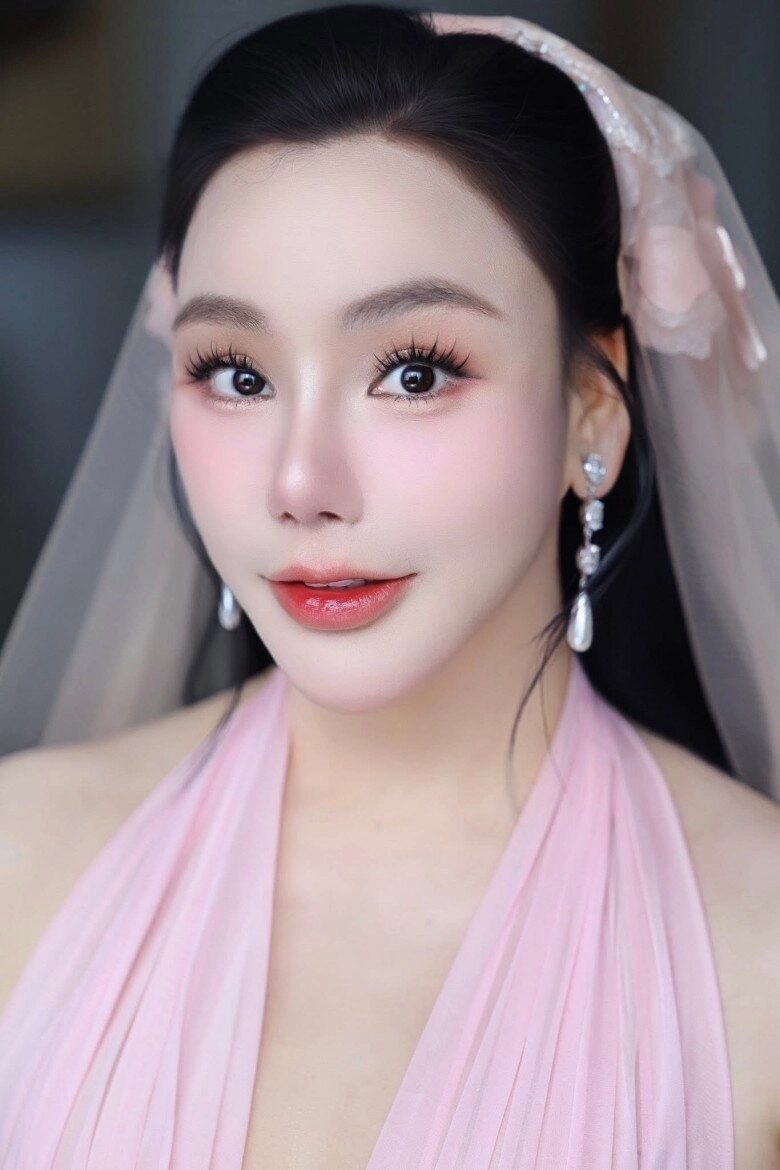 Cô dâu u50 hồ quỳnh hương diện hai chiếc váy cưới lộng lẫy e ấp xuất hiện bên chú rể