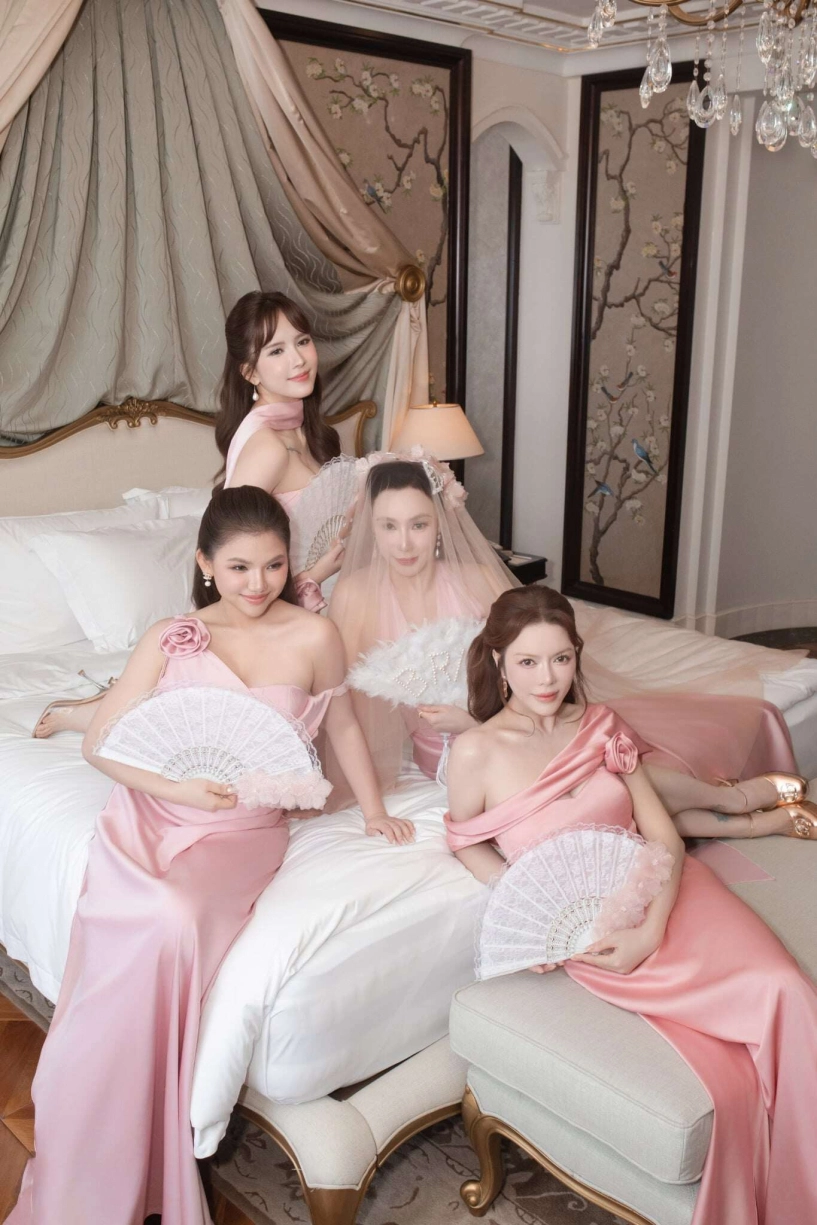 Cô dâu u50 hồ quỳnh hương diện hai chiếc váy cưới lộng lẫy e ấp xuất hiện bên chú rể