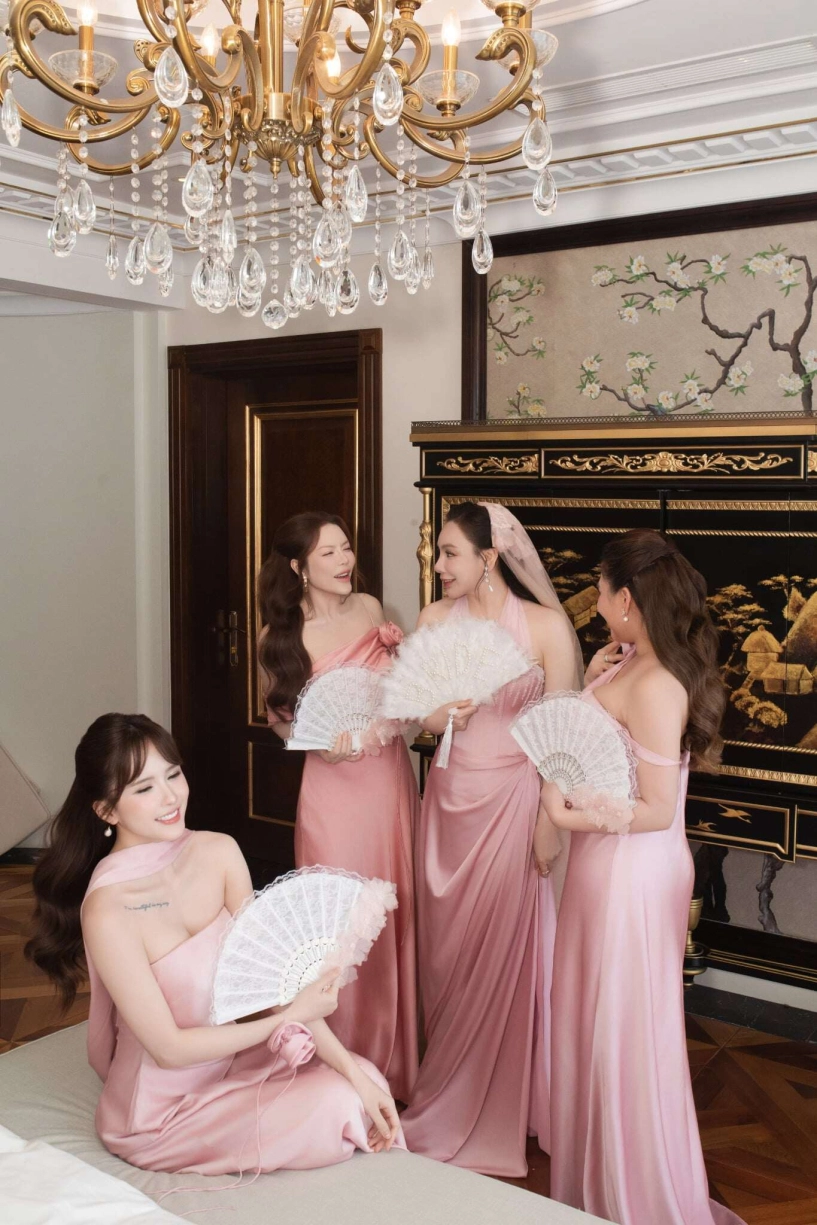 Cô dâu u50 hồ quỳnh hương diện hai chiếc váy cưới lộng lẫy e ấp xuất hiện bên chú rể