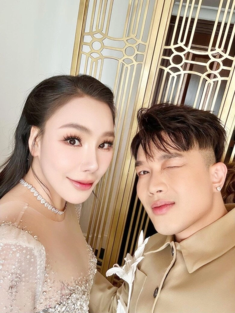 Cô dâu u50 hồ quỳnh hương diện hai chiếc váy cưới lộng lẫy e ấp xuất hiện bên chú rể