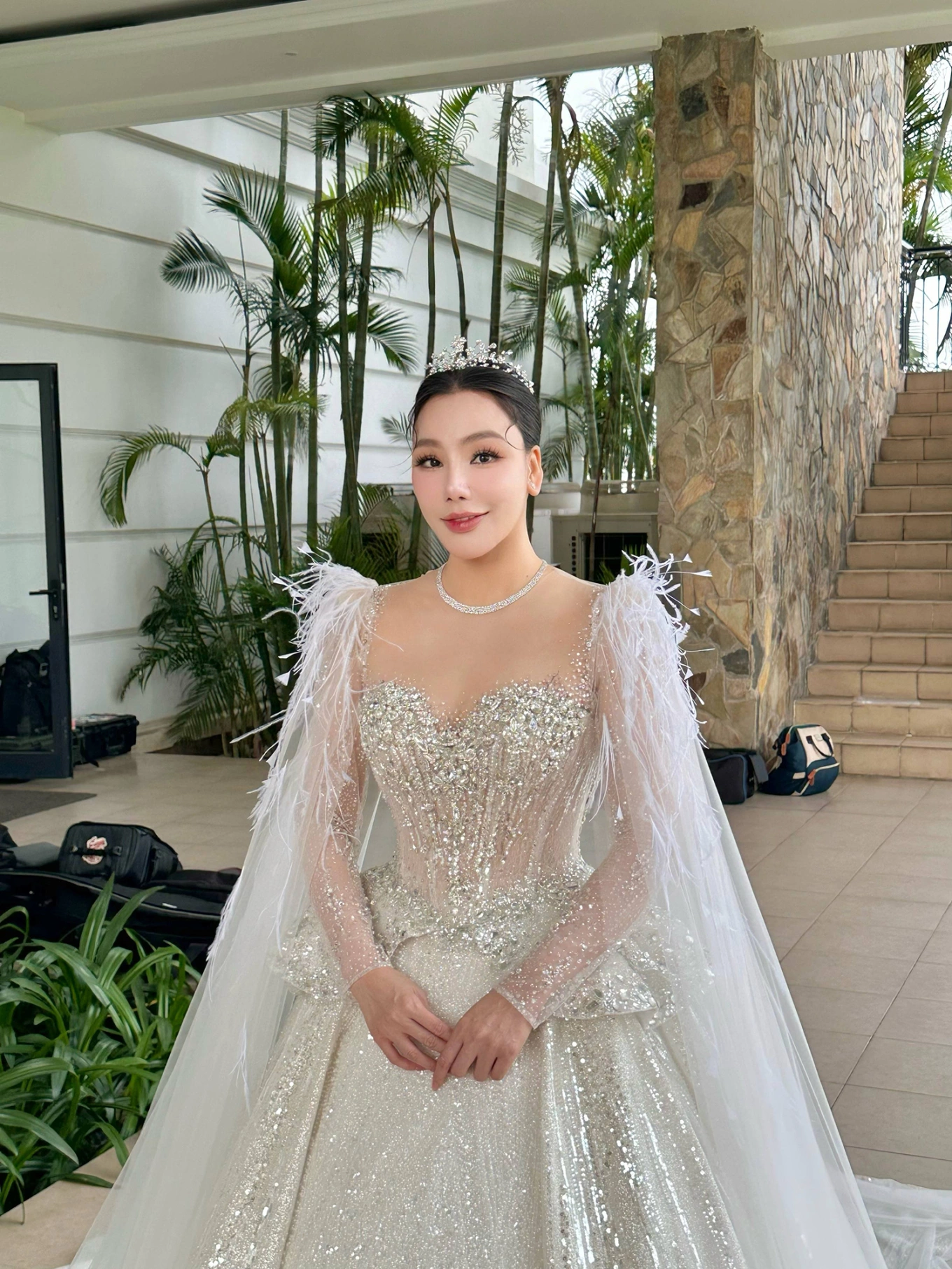 Cô dâu u50 hồ quỳnh hương diện hai chiếc váy cưới lộng lẫy e ấp xuất hiện bên chú rể