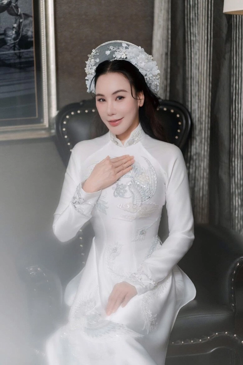 Cô dâu u50 hồ quỳnh hương diện hai chiếc váy cưới lộng lẫy e ấp xuất hiện bên chú rể