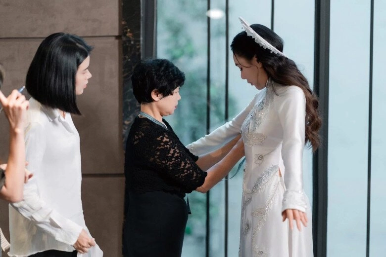 Cô dâu u50 hồ quỳnh hương diện hai chiếc váy cưới lộng lẫy e ấp xuất hiện bên chú rể