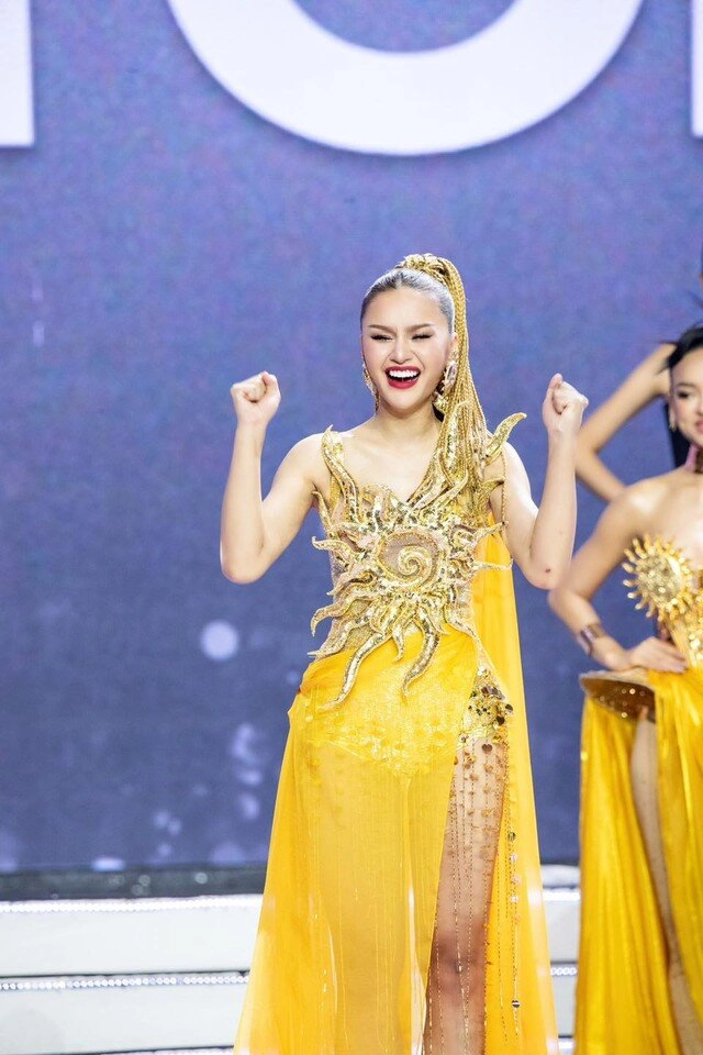 Cô gái bỏ lỡ vương miện hoa hậu hoàn vũ việt nam nhưng được tấm chồng ngay trên sân khấu