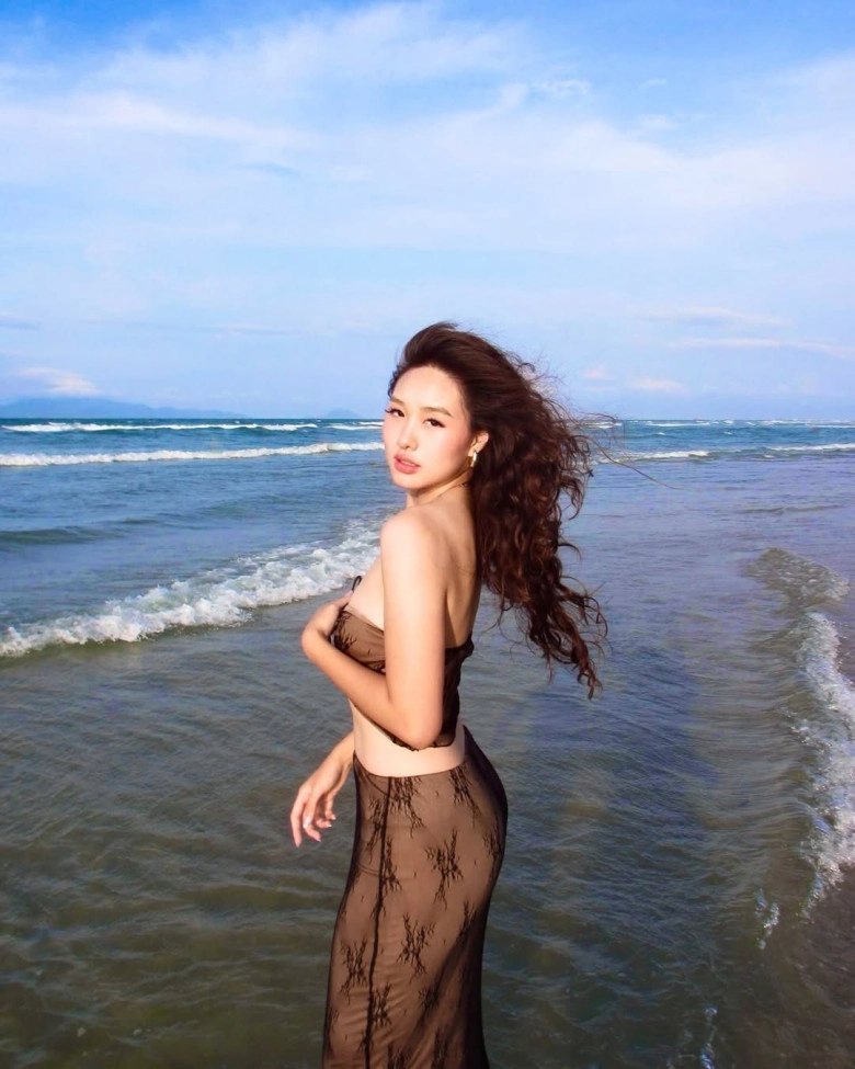 Cô gái tuổi trăng tròn chăm diện váy mỏng tang ôm sát khoe dáng thắt đáy lưng ong là con của cựu vđv nổi tiếng