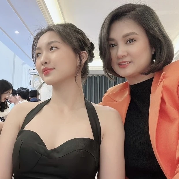 Cô gái tuổi trăng tròn chăm diện váy mỏng tang ôm sát khoe dáng thắt đáy lưng ong là con của cựu vđv nổi tiếng