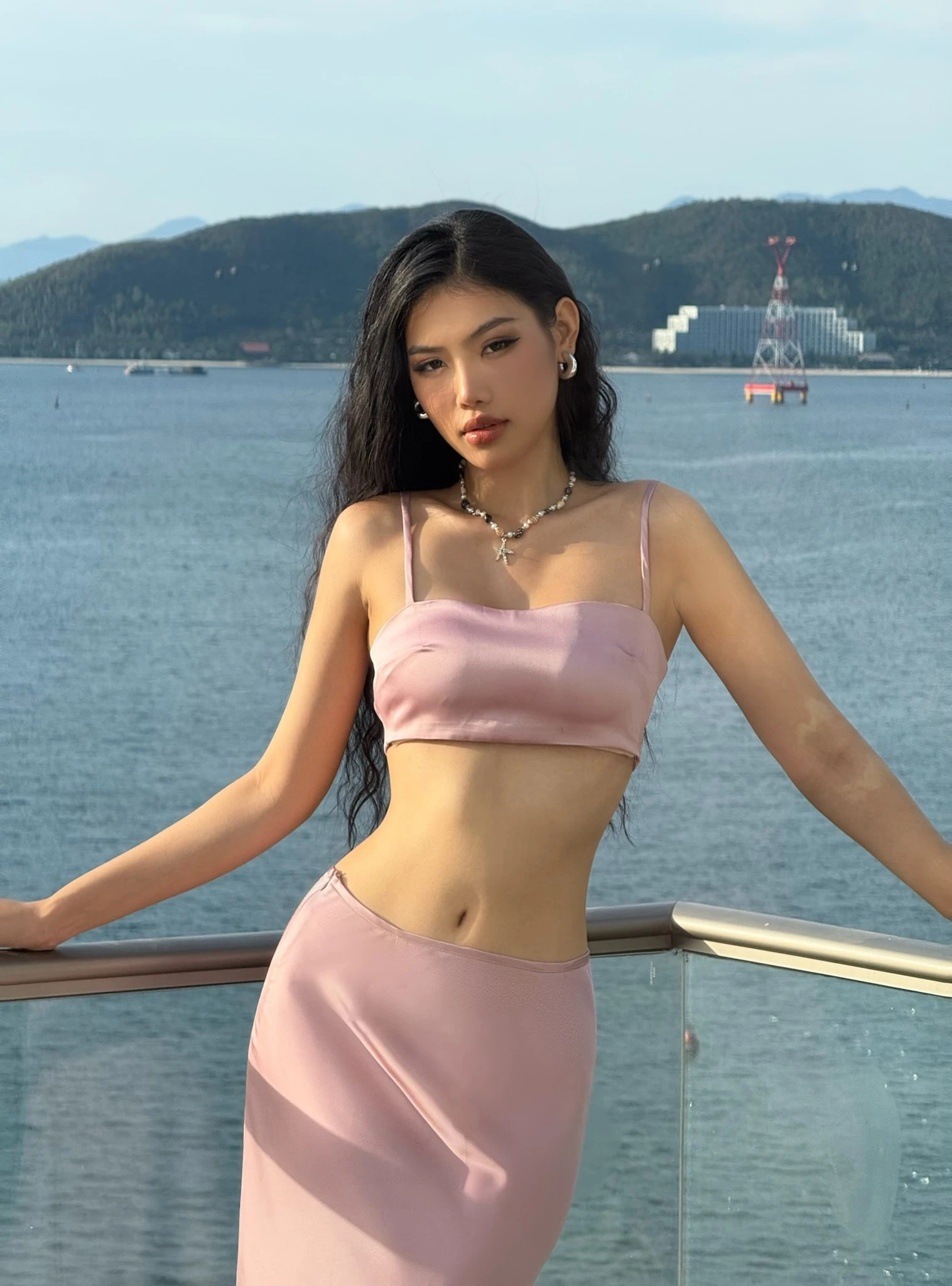 cỗ máy nói vừa đạt giải á hậu chuộng đồ bình dân mặc croptop váy ôm vài trăm nghìn vẫn đẹp xịn như hàng hiệu
