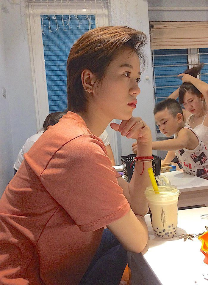Cô nàng bị hàng xóm nhận xét đua đòi bạn trai chê như đàn ông vì cắt tóc tém