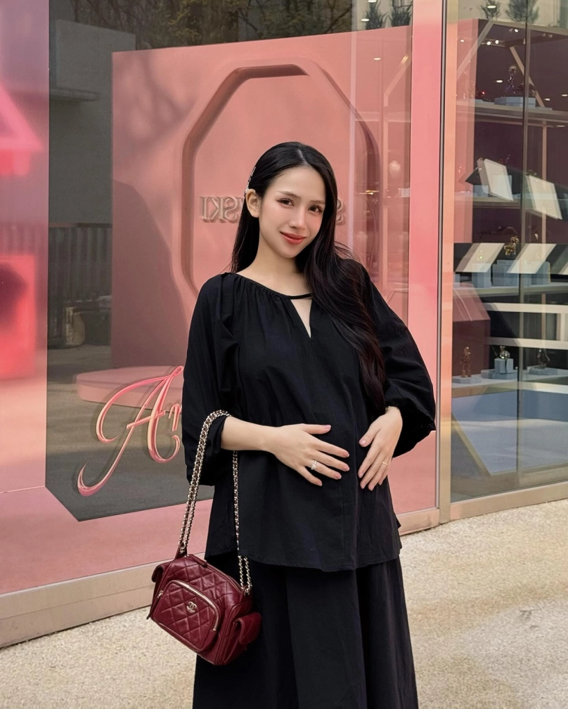 Con gái minh nhựa khoe 15 chiếc túi hiệu trong vài tháng