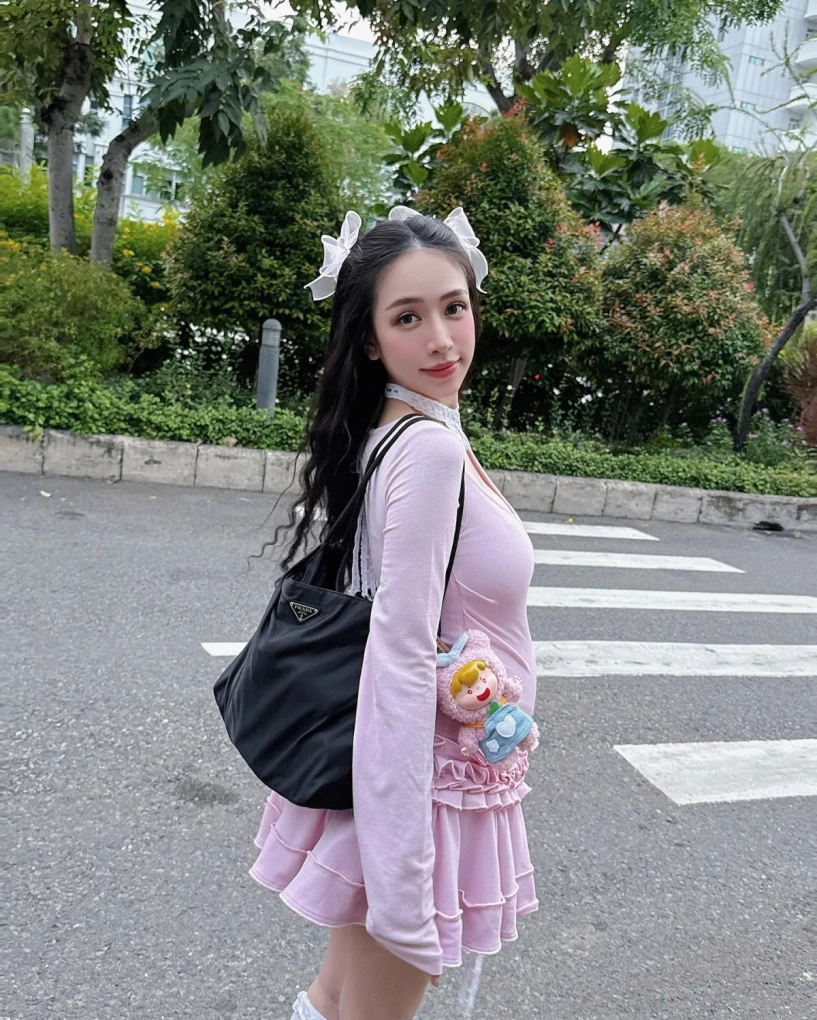 Con gái minh nhựa khoe 15 chiếc túi hiệu trong vài tháng