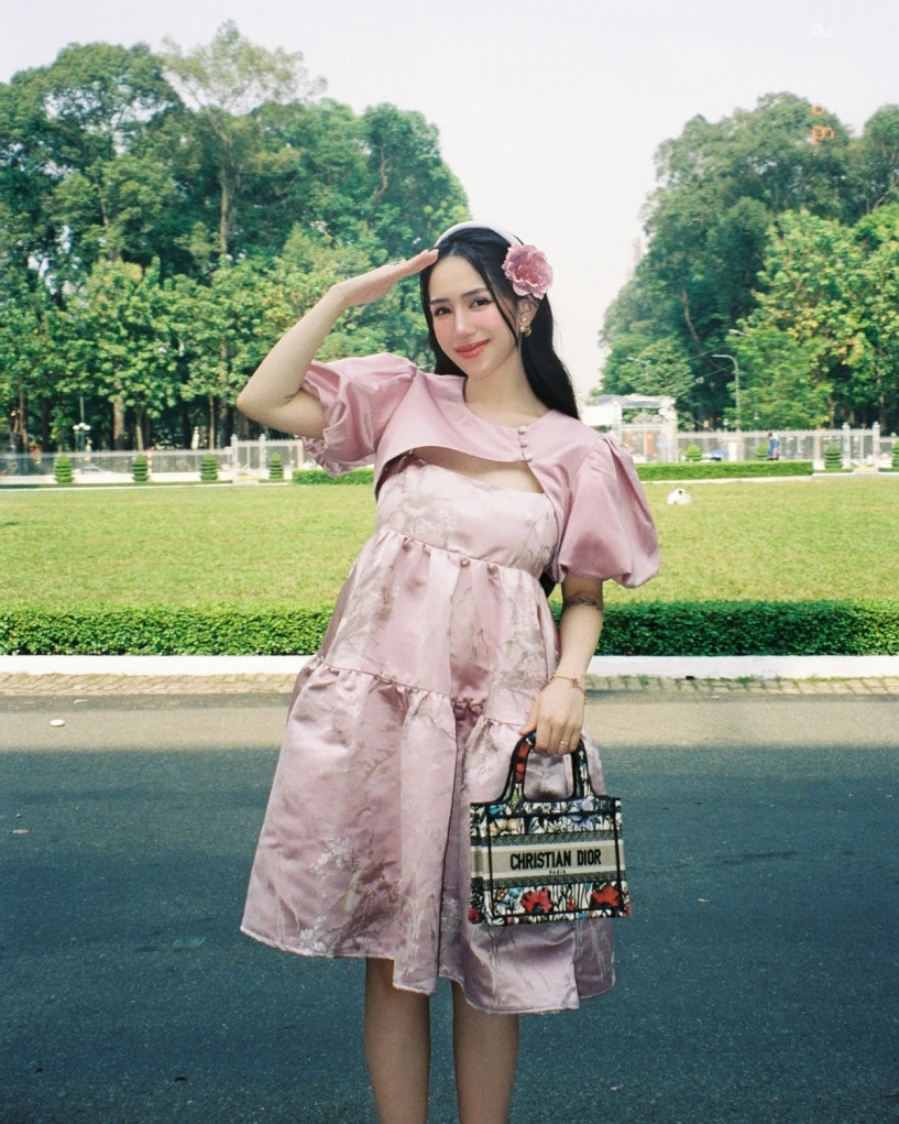 Con gái minh nhựa khoe 15 chiếc túi hiệu trong vài tháng