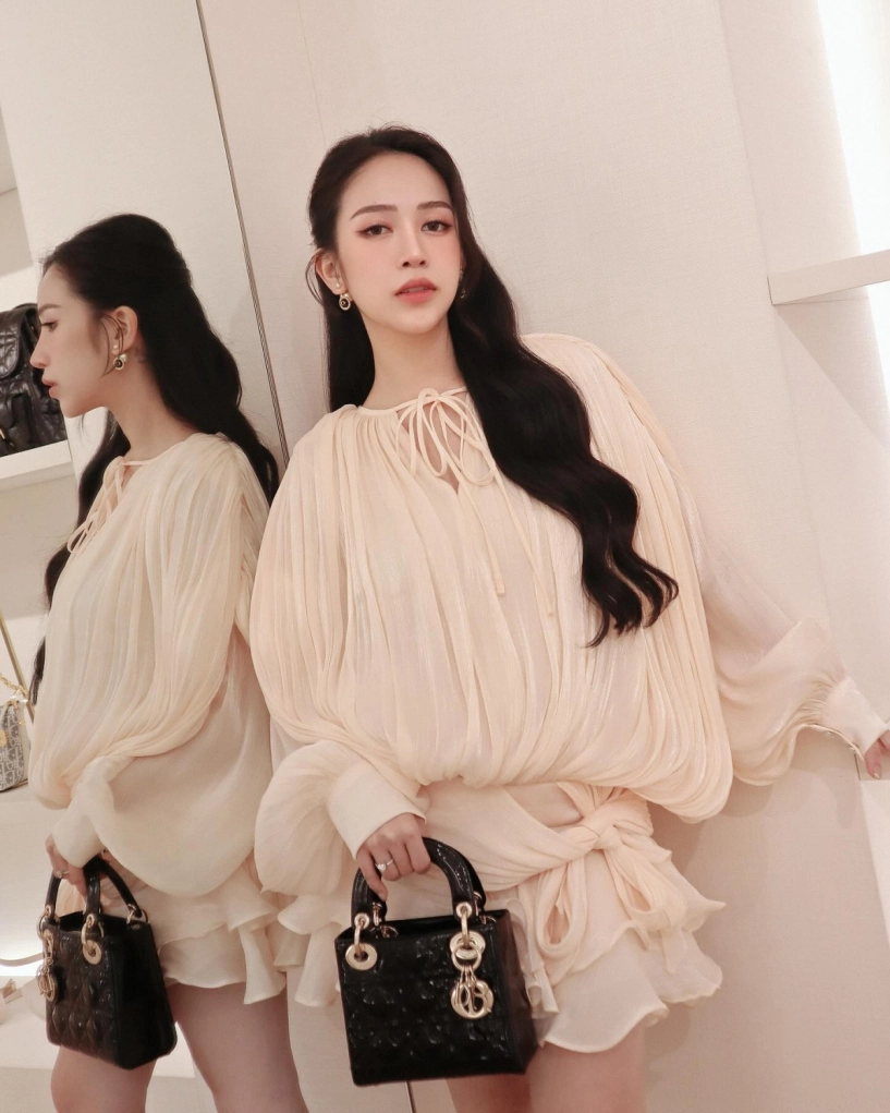 Con gái minh nhựa khoe 15 chiếc túi hiệu trong vài tháng
