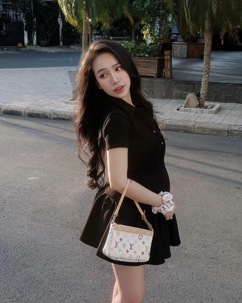 Con gái minh nhựa khoe 15 chiếc túi hiệu trong vài tháng
