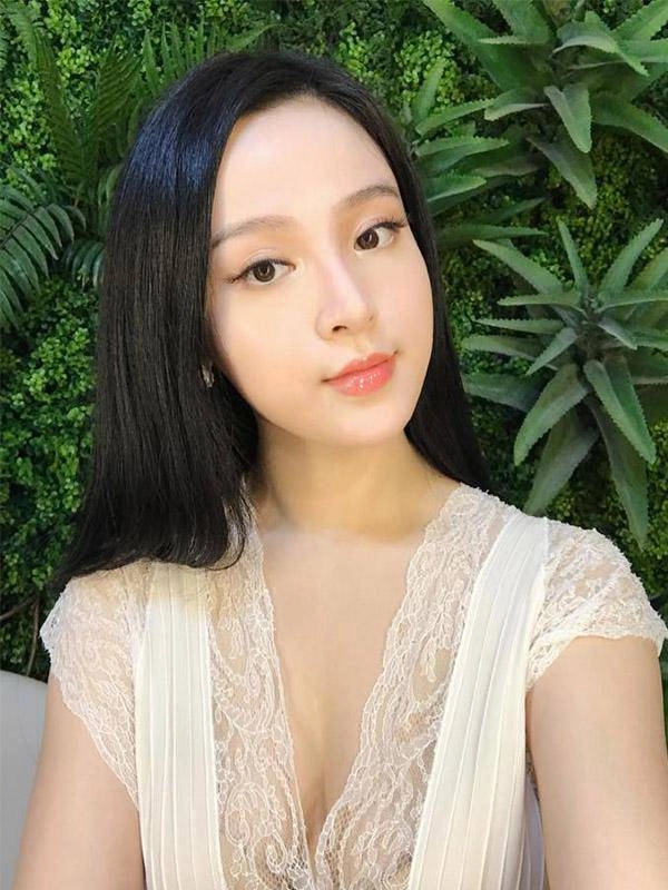 Cứ đi cạnh hội bạn thân giống nhau như giọt nước của huyền baby lại khiến dân tình bấn loạn