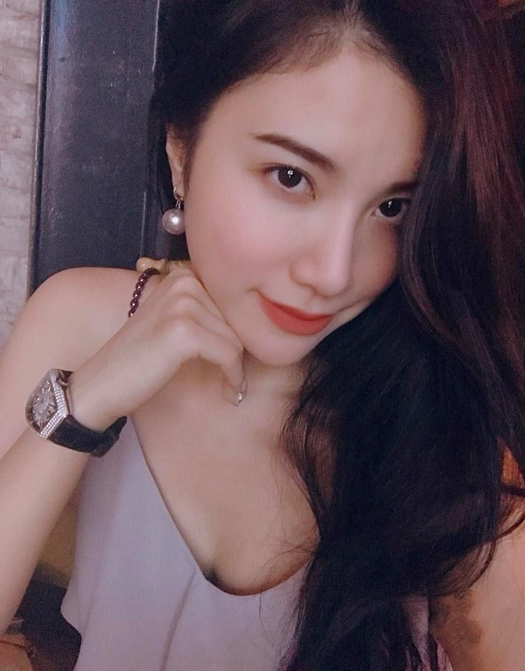 Cứ đi cạnh hội bạn thân giống nhau như giọt nước của huyền baby lại khiến dân tình bấn loạn