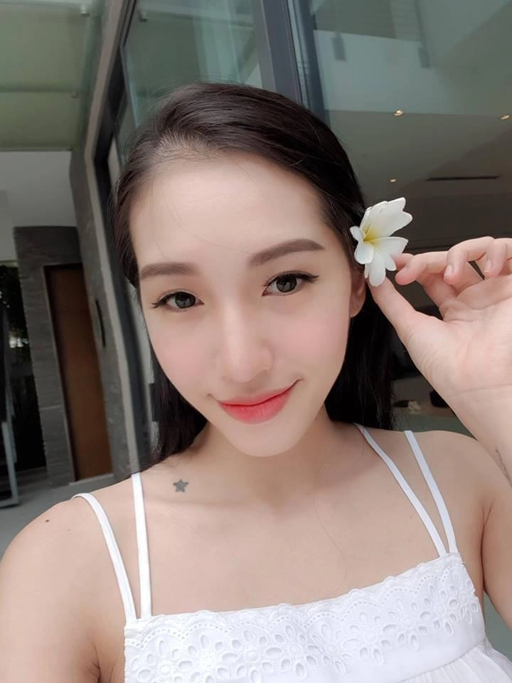 Cứ đi cạnh hội bạn thân giống nhau như giọt nước của huyền baby lại khiến dân tình bấn loạn