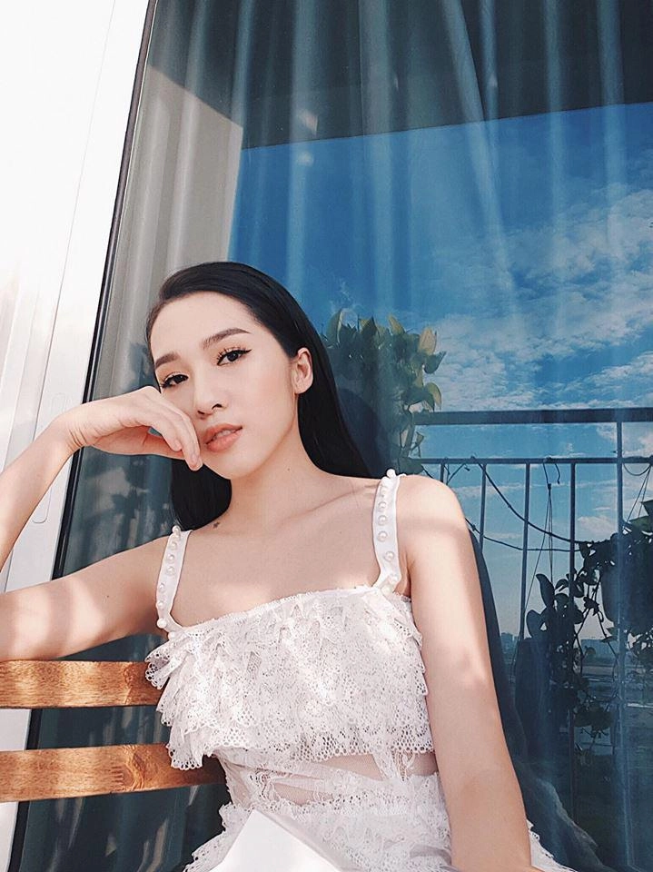 Cứ đi cạnh hội bạn thân giống nhau như giọt nước của huyền baby lại khiến dân tình bấn loạn