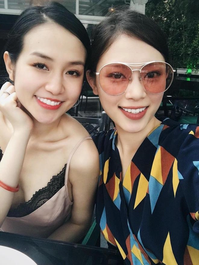 Cứ đi cạnh hội bạn thân giống nhau như giọt nước của huyền baby lại khiến dân tình bấn loạn